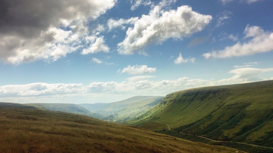 Bwlch yr Efengyl yn y Mynyddoedd Duon gan Valley Visuals- Gospel Pass i